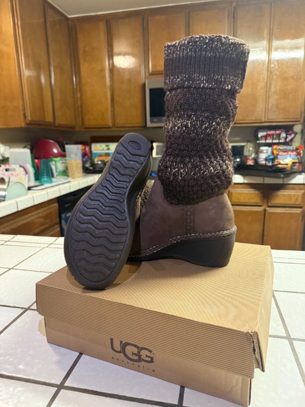 UGG's W Cresthaven Heeled Boots Sz. 8 - Picture 4 of 9